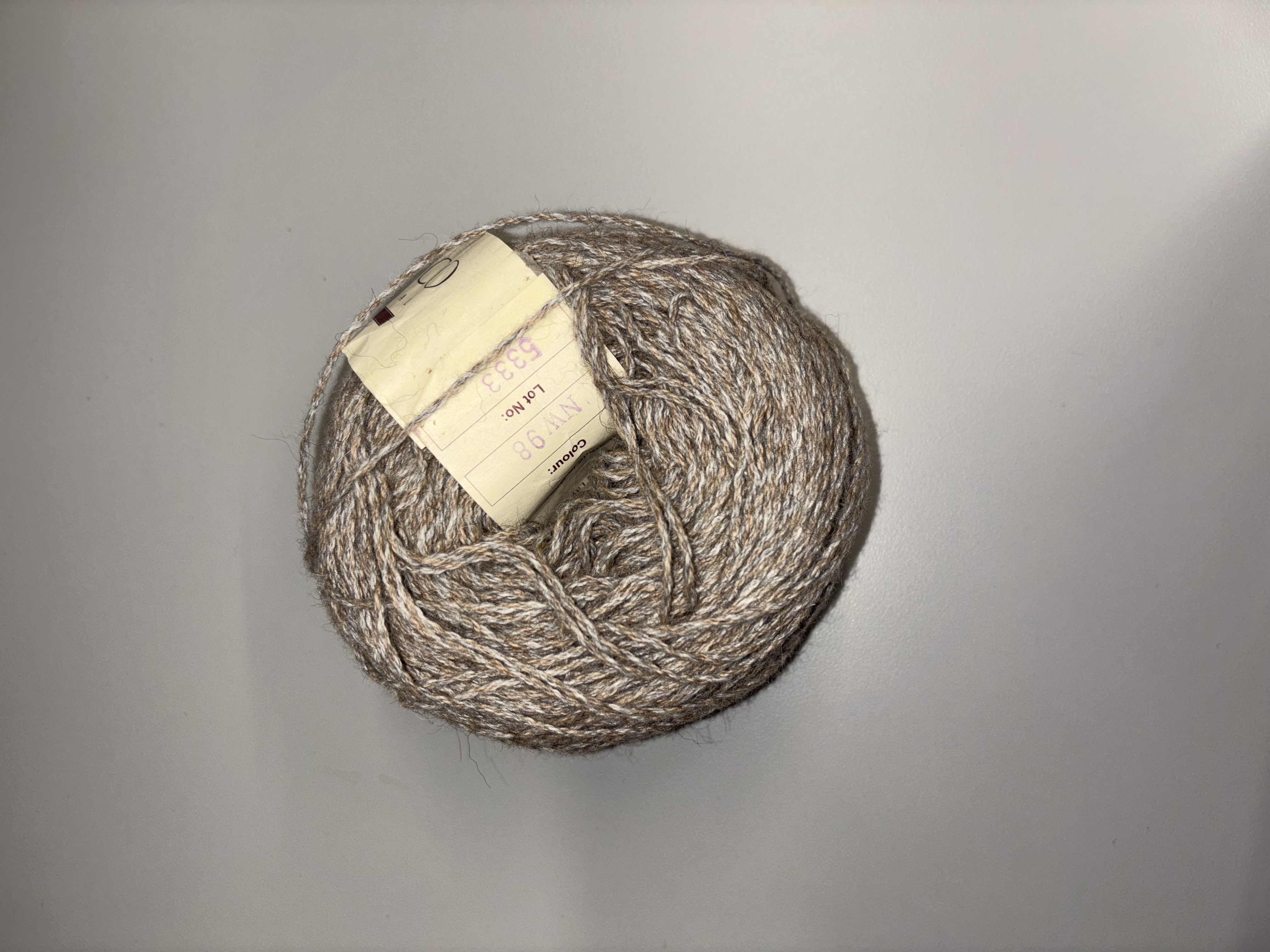 Descriptives: Wool (fiber）<p>Material State: refined <p>Material Plasticity: pliable <p>Material Use:clothing,